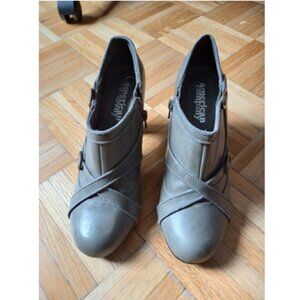American Company  heel low ankle booties size 7 kaki grey color